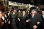 Hachnosas Sefer Torah in Seret Vizhnitz Beis Medrash, Beis Shemesh