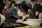 Hachnosas Sefer Torah in Seret Vizhnitz Beis Medrash, Beis Shemesh