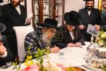 Satmar Rebbe Shlit"a in Montreal for Shatros Signing with R' Baruch Oberlander