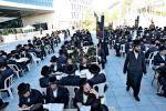 Kiddush Hashem: 'Za'akas Hatorah' Asifa with hundreds of Vizhnitzer yungerleit learning opposite the Yo'eitz Hamishpati's office