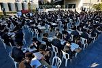 Kiddush Hashem: 'Za'akas Hatorah' Asifa with hundreds of Vizhnitzer yungerleit learning opposite the Yo'eitz Hamishpati's office