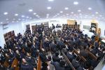 The Skulener Rebbe Shlit"a arrived in Emanuel to deliver a special derashah and guidance on Inyanei HaBayis. The event took place in the Boyaner Klaus, where hundreds of residents gathered for the inspiring evening.
