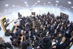 The Skulener Rebbe Shlit"a arrived in Emanuel to deliver a special derashah and guidance on Inyanei HaBayis. The event took place in the Boyaner Klaus, where hundreds of residents gathered for the inspiring evening.