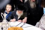 The Satmar Rebbe Shlit"a Visits the Home of Hanagid Chaim Mordechai Inzlicht Shlit"a in Monsey