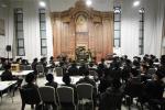 Belz Yeshiva of Kiryat Gat Comes to Hear a Sichas Chizuk from the Dinover Rebbe Ahead of the Upcoming Rosh Hashanah