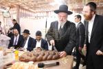 Lavish Hoshana Rabbah Seudah at the Residence of HaGaon Rav Moshe Sternbuch Shlit"a for Supporters of Kollelei Teshuvos VeHanhagos Under His Leadership