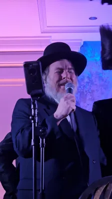 Pinky weber sings  at the chasene of hachusen Yoeli schwartz