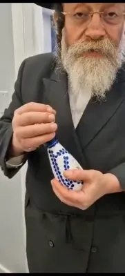 Chatzatzke Rebbe at kevias mezuzah