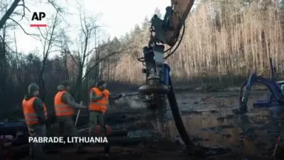 US & Lithuanian Troops Drain Swamp to Rescue 4 Soldiers Trapped in Sunken Armored Vehicl