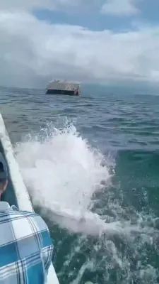 Floating Restaurant Drifts 8 KM After Veracruz Floods. 