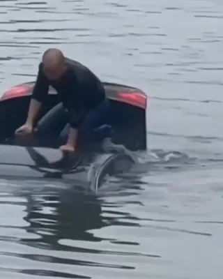 A Hero In China Jumps Into River To Save Trapped Driver.