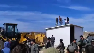 Settlers Attack Police and Soldiers During West Bank Evacuation .