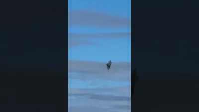 U.S. F-22 Stuns Dubai Crowd With Extreme Maneuver Display.