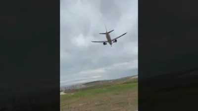 Plane in Istanbul Faces Difficult Landings Amid Winter Lodos Winds.