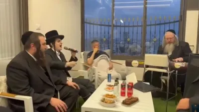 Moti Steinmetz Sings for Terror Attack Survivor