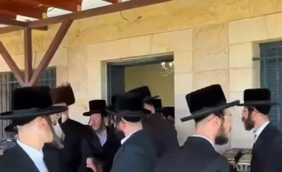 L'chaim with the Vizhnitzer Rebbe Shlit"a for the wedding of the Av Beis Din Chayei Nefesh's son