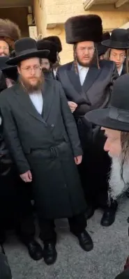 Amshinov Rebbe Shlit"a Wishes Good Shabbos to Chassidim in Beitar