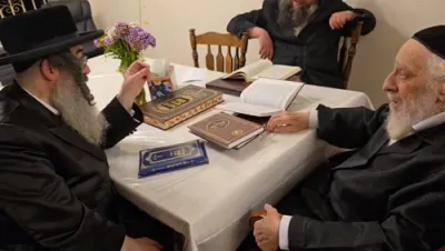 HaGaon Rabbi Shmuel Shlomo Teller Shlit"a, Director of Bais Rochel Kiryas Yoel and 'Zekeincha V'yomru Lach' publisher, visits the Liska Rebbe Shlit"a