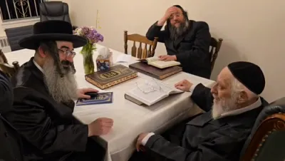 HaGaon Rabbi Shmuel Shlomo Teller Shlit"a, Director of Bais Rochel Kiryas Yoel and 'Zekeincha V'yomru Lach' publisher, visits the Liska Rebbe Shlit"a