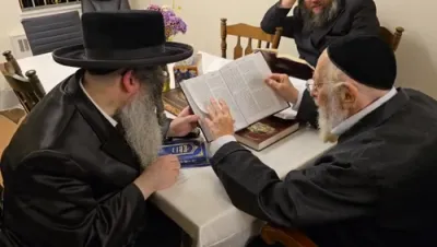 HaGaon Rabbi Shmuel Shlomo Teller Shlit"a, Director of Bais Rochel Kiryas Yoel and 'Zekeincha V'yomru Lach' publisher, visits the Liska Rebbe Shlit"a
