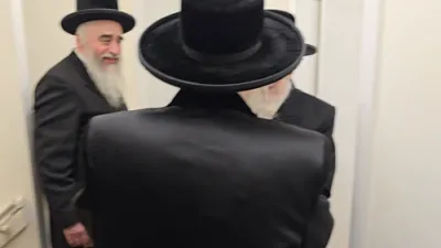 Sanz-Klausenburger Rebbe Shlit"a Visits Liska Rebbe Shlit"a