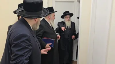 Sanz-Klausenburger Rebbe Shlit"a Visits Liska Rebbe Shlit"a