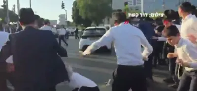 🚨 CHAREIDI PROTESTER STRUCK BY VEHICLE: Protester Injured After Being Struck By Vehicle During Hafganah Near Petach Tikvah's Geha Interchange.