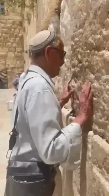 Yid Prays Heartfeltly for Geulah at Kosel