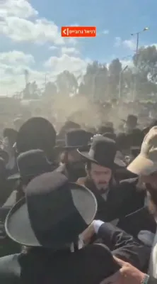Thousands of Gur Chassidim Protest at Prison 10 Against Gzeiras HaGiyus