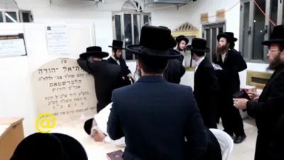 Rabbi Elimelech Biderman Shlit"a at the Tzion of the Sanz-Klausenburg Rebbe Z"L for the Yahrtzeit