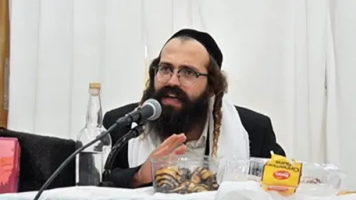 'I'm Going to Daven' | In Yeshivas Darchei Moshe Boro Park | Rabbi Yisrael Moses Shlit"a
