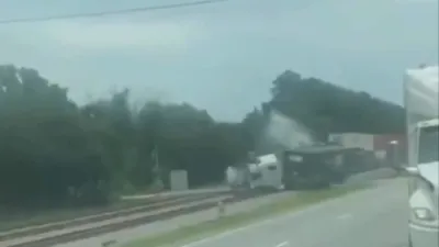 Heart-Stopping Moment: 18-Wheeler Explodes into Fireball After Being Struck by Train in Fairburn, Georgia.