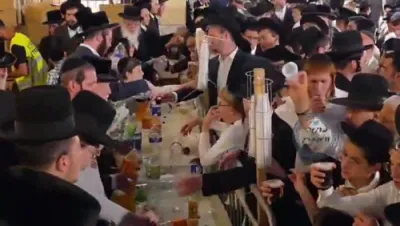 Jews Fast on Shiva Asar B'Tammuz at the Kosel Hamaaravi
