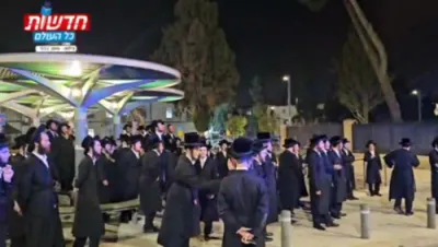 Ongoing Protest at Russian Compound in Yerushalayim Following Arrest of Man Who Jumped into Light Rail Construction