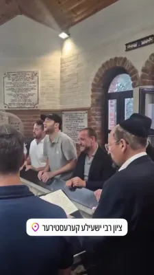 Yidden Sing and Daven at Rebbe Yeshayale of Kerestir Z"L