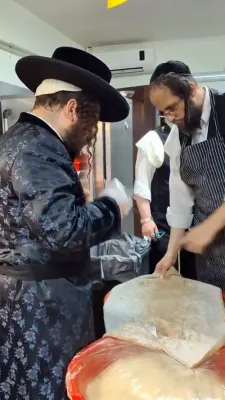 Full videos of the Shvere Kvitlech ceremony led by the Kretchnif Kfar Ata Rebbe Shlit"a in Bishtina