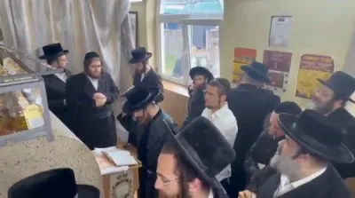 Full videos of the Shvere Kvitlech ceremony led by the Kretchnif Kfar Ata Rebbe Shlit"a in Bishtina