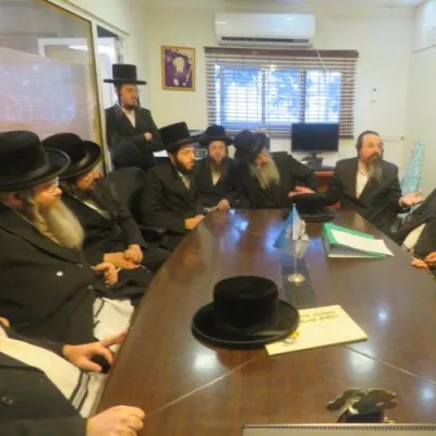 Sanz Askanim in Netanya Meet in Preparation for Massive Protest Following Arrest of Sanz Bochur