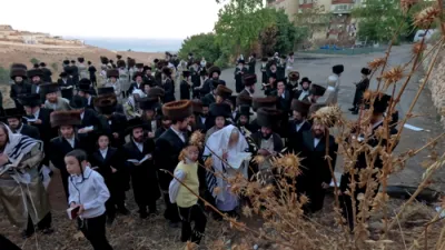 This Shabbos: Mevakshei Hashem Gathered in Tzfas Led by the Mekubal Rav Avish Tzinwirt Shlit"a for the Arizal's Yahrtzeit near Kever Binyamin HaTzaddik