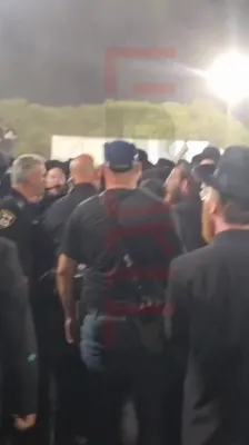 First scenes from the protest of Gerrer Chassidim outside Prison 10