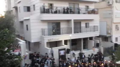 Hundreds of Bnei Brak Residents Welcome 'Asir Olam HaTorah' Bochur Shmuel Shmelke Pinter