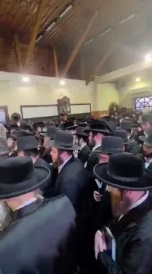 Hagaon Hatzaddik the Sigeter Rav Shlit"a Davens in Kerestir