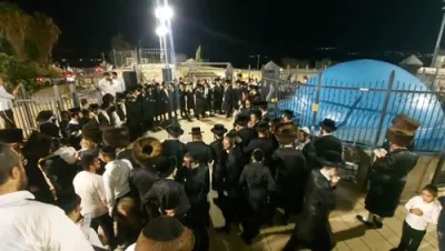 Motzei Shabbos at Reb Shimon