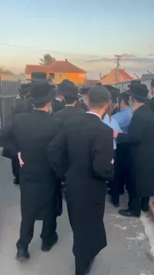 The Toldos Aharon Rebbe Shlit"a wishing Hagaon Hechasid R' Yosef Chaim Greenwald Shlit"a "gepoilt alles guts" after the Hisorerus Rachamim gathering at the tziyon in Liska