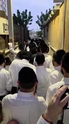 Haredi Crowd Swarms Lod After Member Detained, Cheers Fast Release.
