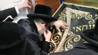 The Skulen Lakewood Rebbe's Trip to Eretz Yisroel