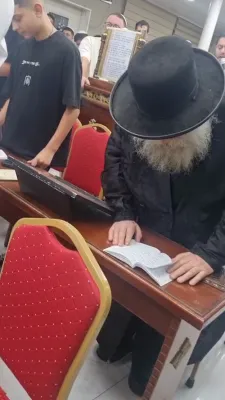 'A Blick' Spots the Makover Rebbe Shlit"a Saying Selichos Today With the Sefardim.