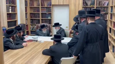 The Vienner Rebbe Shlit"a Visits the Home of the Woodridge Gaavad Shlit"a