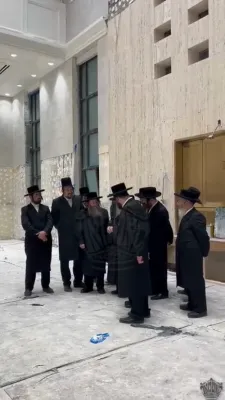 The Satmar Rebbe Shlit"a Earlier Visited the Satmar Beis Medrash Hagadol, Where He Was Greeted by the Heads of the Keren Habinyan and Hanhallas Hakehillah, to Observe the Rapid Progress Being Made to Beautify the Beis Hashem and Complete It Fully by Alep