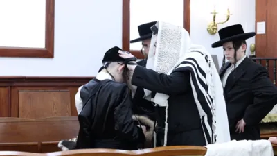 Hanachas Tefillin for a Grandchild by the Toldos Tzvi Spinka Rebbe Shlit"a